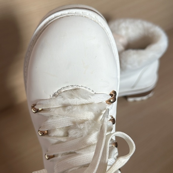 Red Dress Boutique White Fur Boots Size 6.5 - Picture 7 of 16